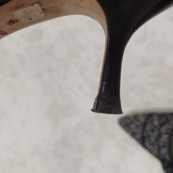 Ann Taylor. Black and White Fabric Low Pump. Size 8M. Like New. - Picture 7 of 8